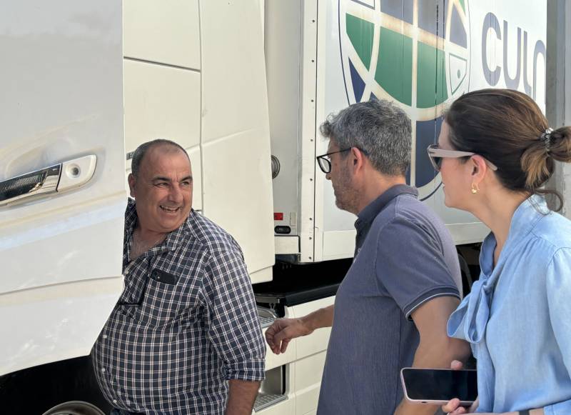 A trailer loaded with supplies from Águilas leaves for Valencia