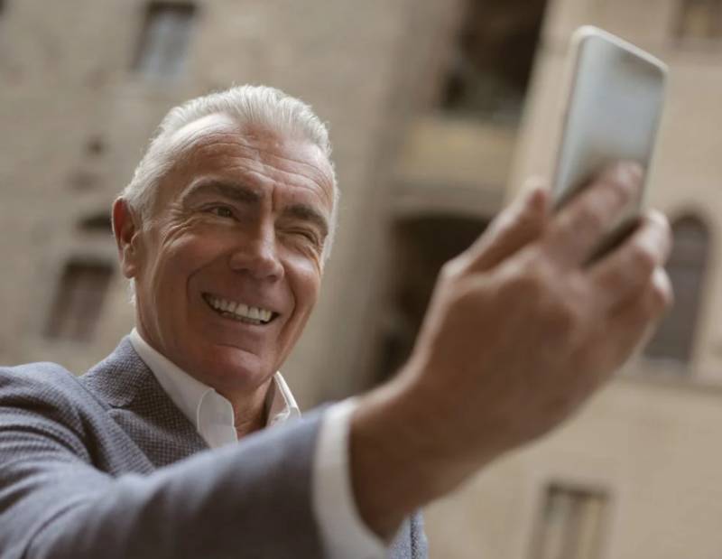 Simple ways to make smartphones easier for older loved ones