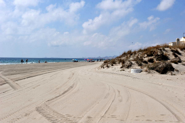 Playa Estacio, a long Mediterranean beach in the San Javier section of La Manga